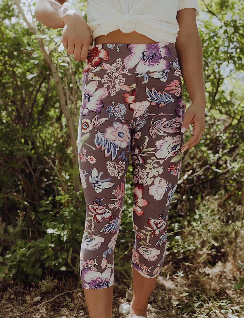 SA Exclusive Flourishing Blooms Capri Pocket Leggings