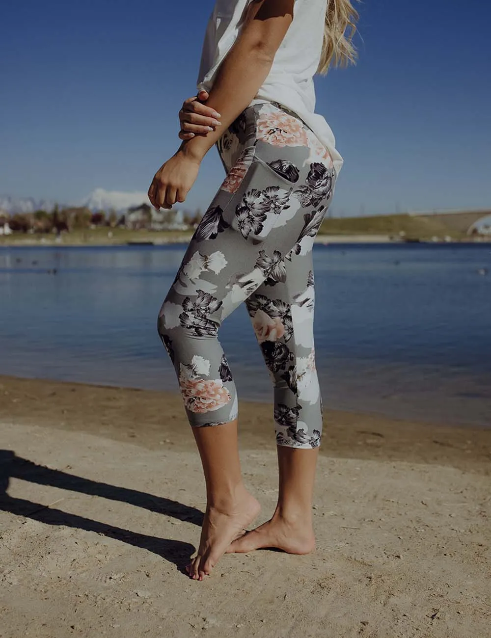 SA Exclusive Perfect Blooms Capri Pocket Leggings