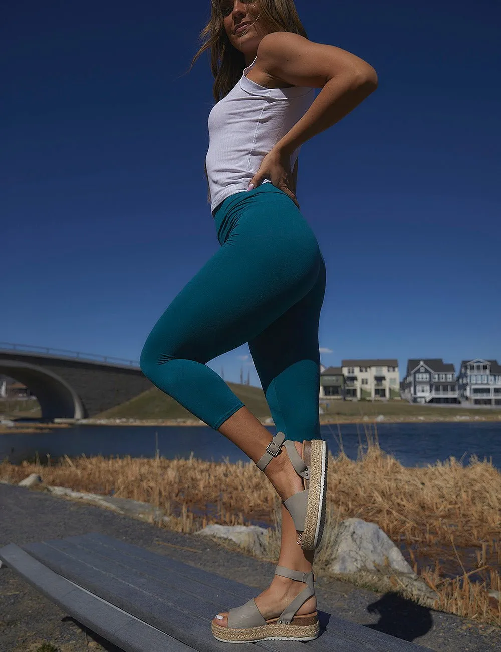 SA Exclusive Teal Solid Capri Leggings