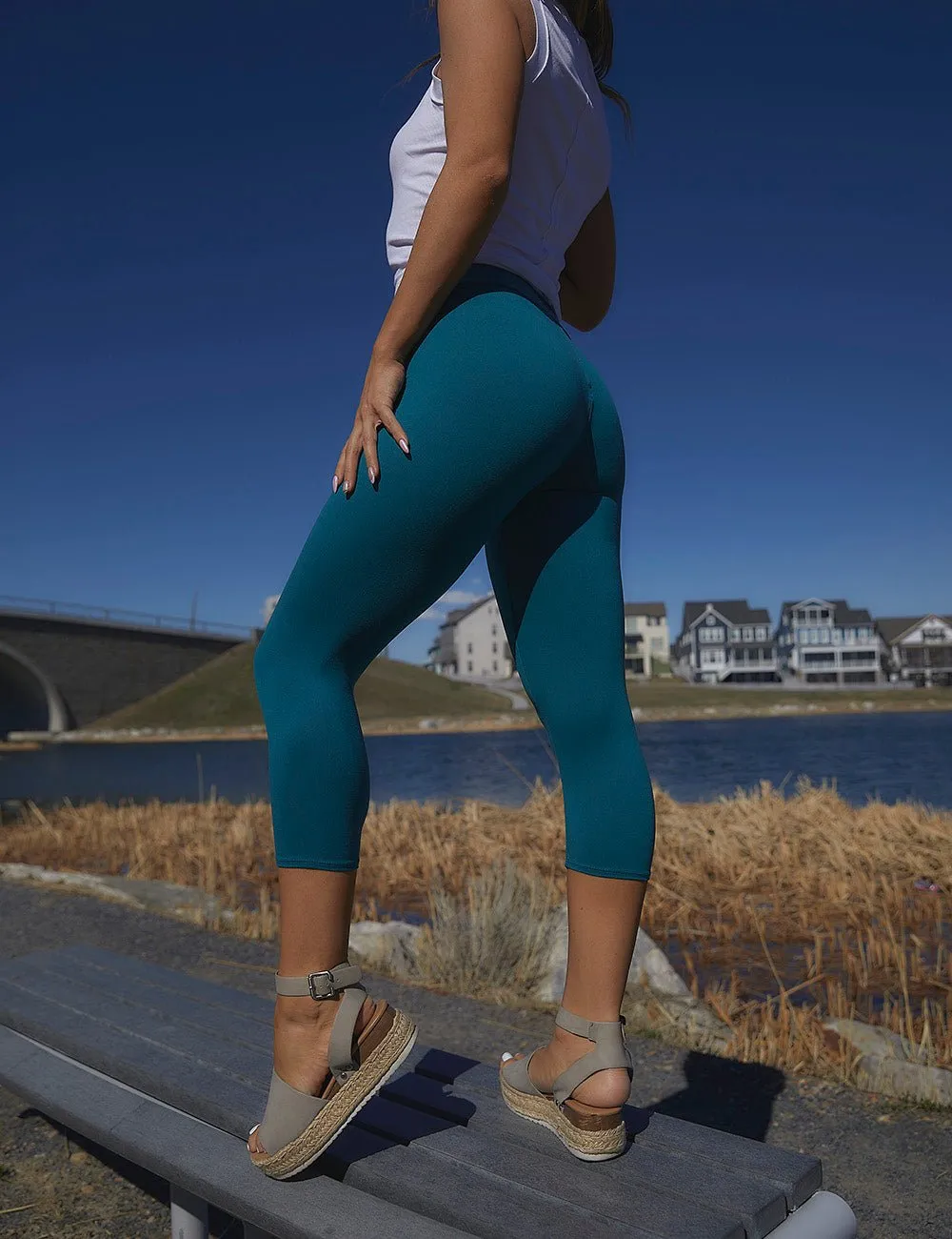 SA Exclusive Teal Solid Capri Leggings